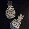 Descubra a elegância do Coador de Ananás Prateado - Acessório sofisticado para a sua cozinha. Ideal para preparar sumos frescos e saudáveis.