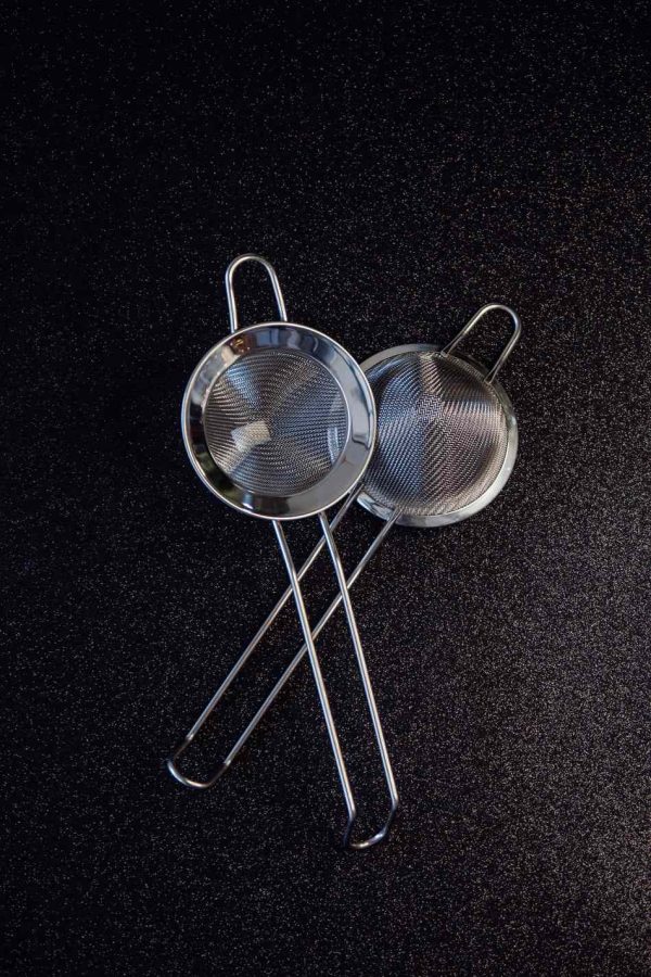 Filtro de café de malha fina de prata artesanal para coar com elegância e qualidade. Ideal para preparar o café perfeito em casa.