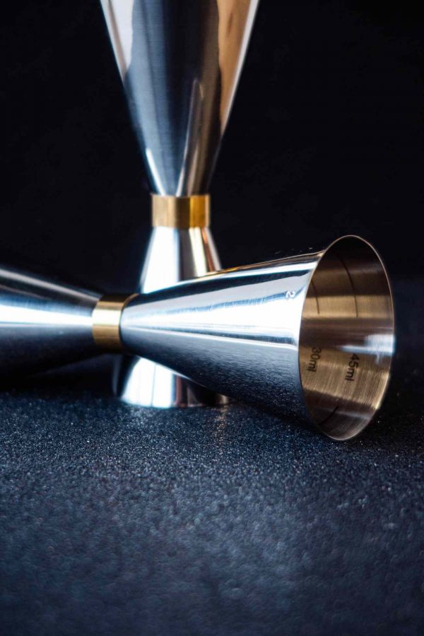 Jarra de prata 30/60 com tira dourada - Elegância em cada detalhe para a sua mesa. Utensílio de alta qualidade e sofisticação. Compre já!