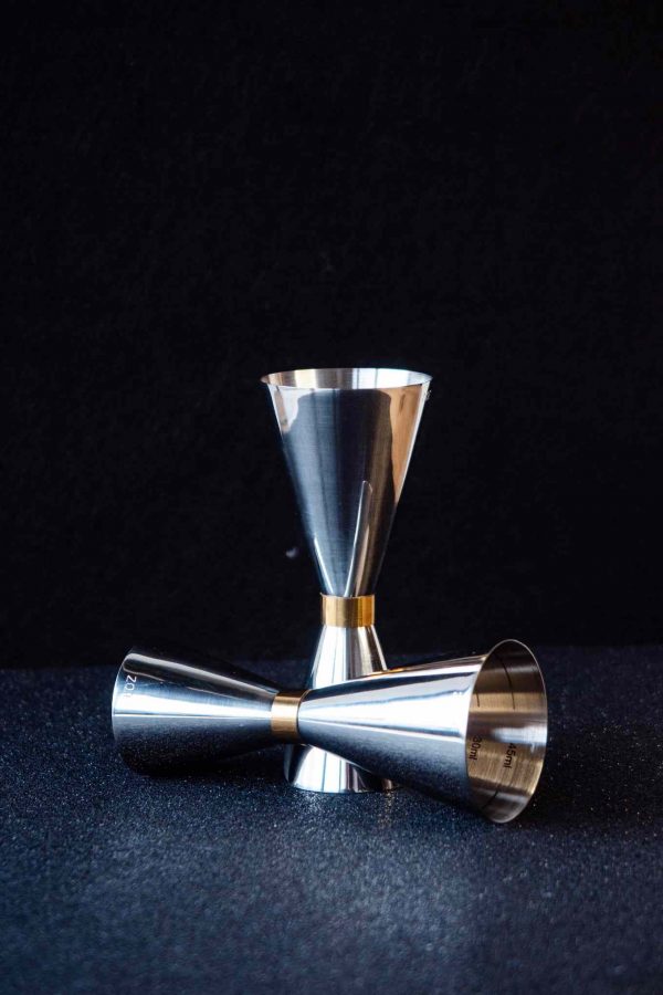 Jarra de prata 30/60 com tira dourada, elegante e sofisticada para decorar a sua casa. Compre agora e adicione requinte ao seu lar!